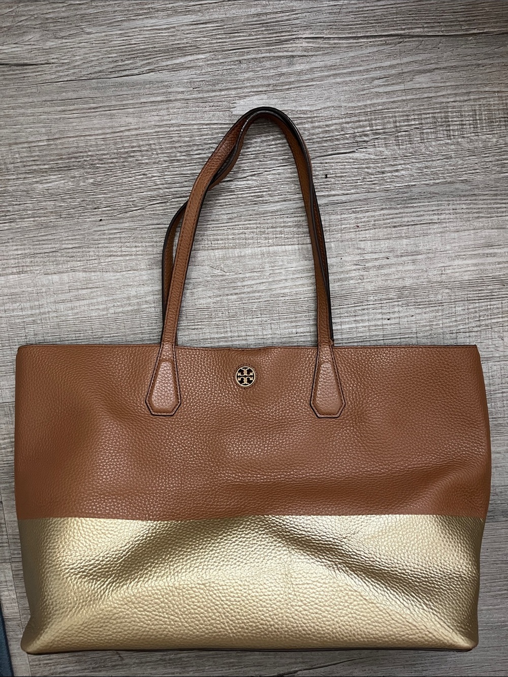 Tory Burch Pebble Leather Classic Tote Bag in Tan & Gold - Picture 3 of 14